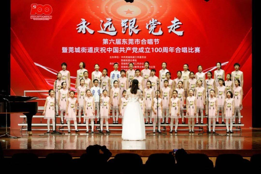 红色包臀裙的魅力穿搭秀，让你瞬间成为人群焦点